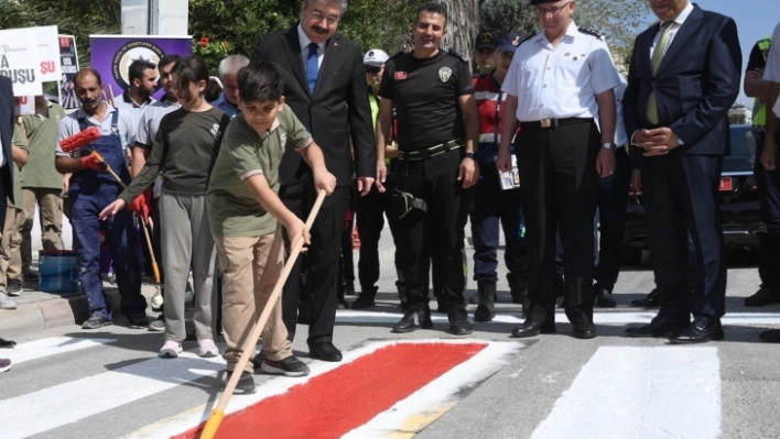 Osmaniye'de yaya geçitleri kırmızıya boyandı