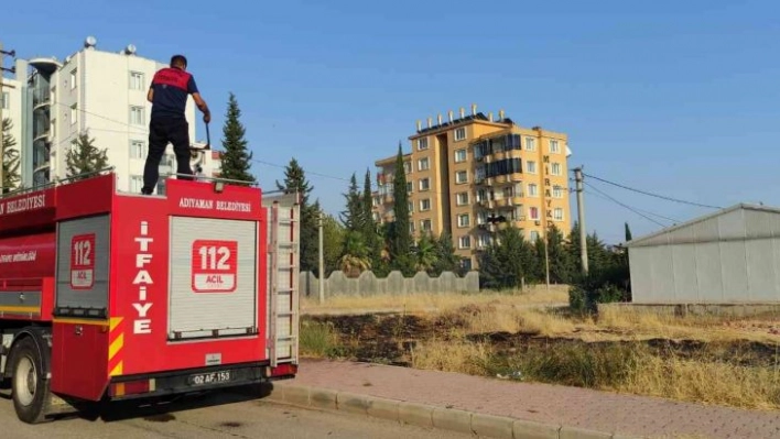 Ot yangını ikametlere sıçramadan söndürüldü