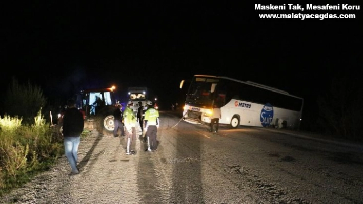 Otobüs önce yanlış yola girdi, sonra yolcuları ile mahsur kaldı