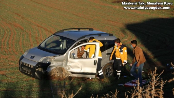 Otobüsle çarpışan hafif ticari araç tarlaya uçtu: 1 yaralı