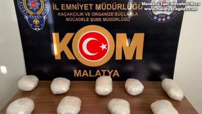 Yolcunun çantasından 3 kilo 604 gram esrar çıktı