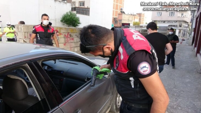 Otomobil arıza yapınca polislerden kaçamadılar