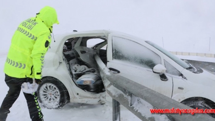 Otomobil bariyerlere saplandı: 1 ölü, 3 yaralı