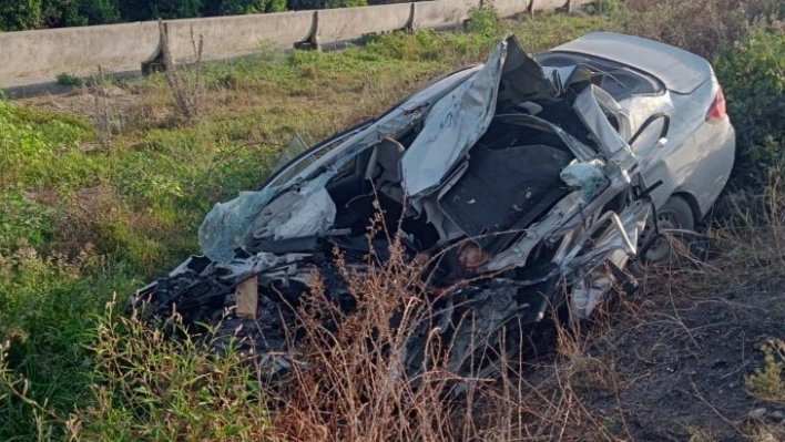 Otomobil belediye otobüsüyle kafa kafaya çarpıştı: 1 ölü