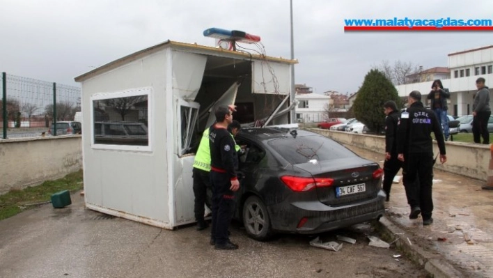 Otomobil güvenlik kulübesine girdi: 5 yaralı