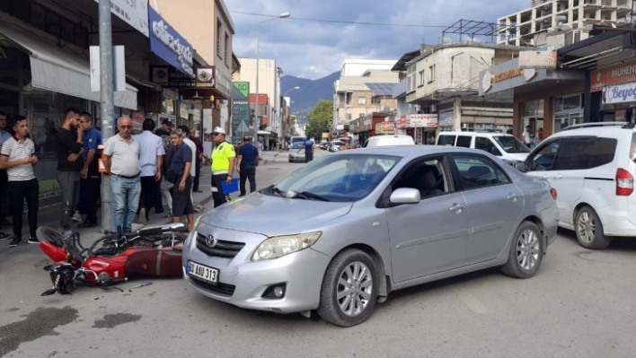 Otomobil ile çarpışan motosikletin sürücüsü yaralandı