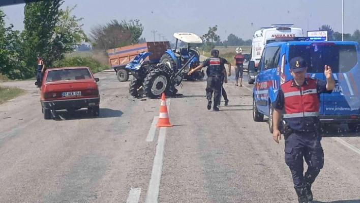 Otomobil ile çarpışan traktör ikiye bölündü: 1 ölü, 4 yaralı