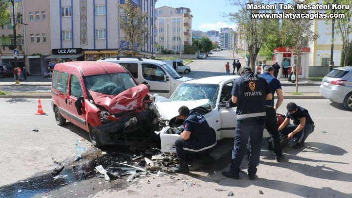 Otomobil ile hafif ticari araç kafa kafaya çarpıştı: 4 yaralı