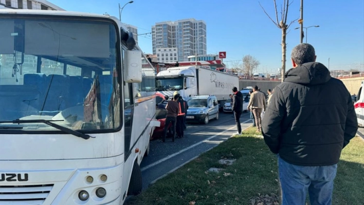 Otomobil ile servis aracı çarpıştı, 2 kişi yaralandı