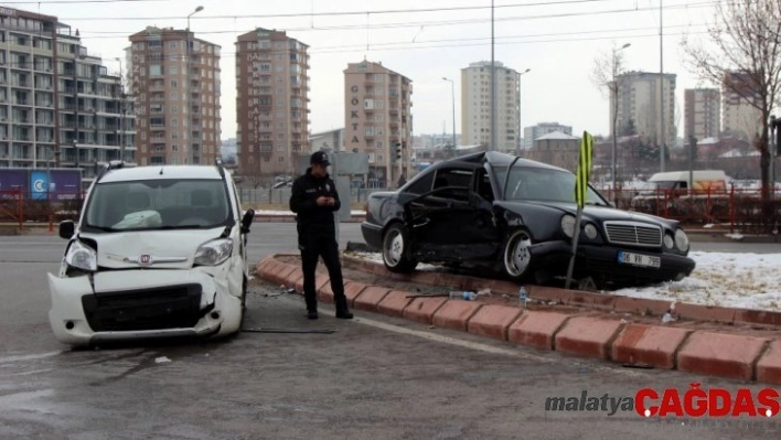 Otomobil ile ticari araç çarpıştı: 9 yaralı