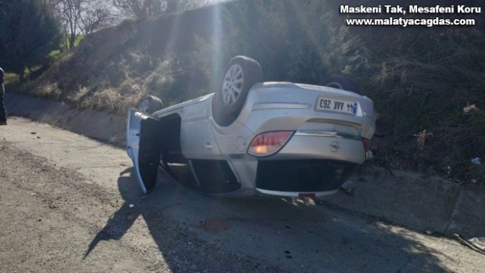 Otomobil takla attı sürücüsü yara almadan kurtuldu