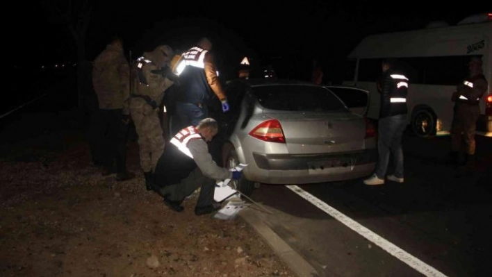 Otomobil uzun namlulu silahla tarandı: 2 ölü