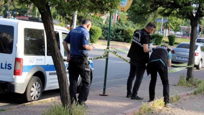 Otomobilden tüfekle açılan ateş sonucu yaralandı