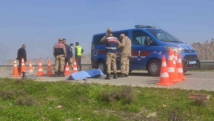 Otomobilin çarptığı motosiklet sürücüsü hayatını kaybetti