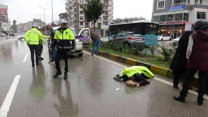 Otomobilin çarptığı yaşlı kadın metrelerce savruldu