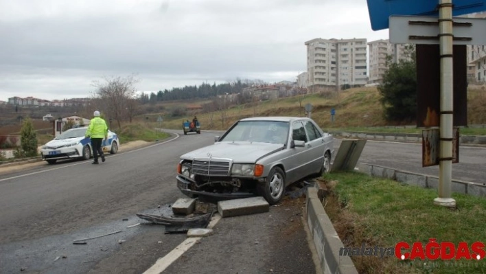 Otomobiliyle refüje çarpan 73 yaşındaki sürücü yaralandı