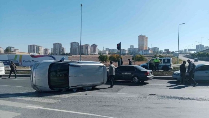 Otomobille çarpışan hafif ticari araç yan yattı: 1 yaralı