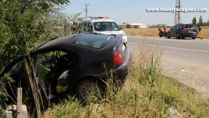 Otomobiller çarpıştı, biri bahçeye daldı: 4 yaralı