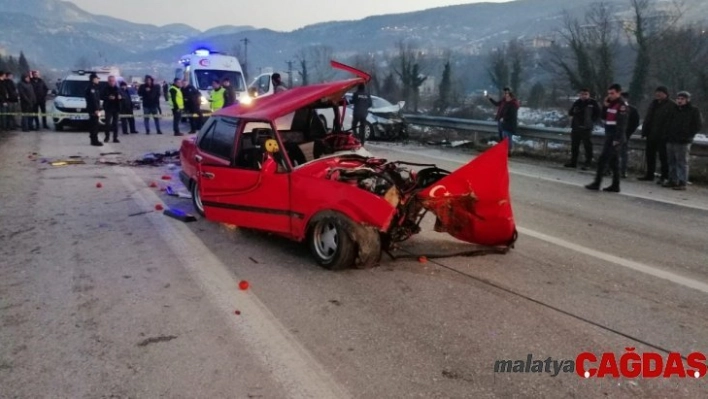 Otomobiller kafa kafaya çarpıştı: 2 ölü, 1 yaralı