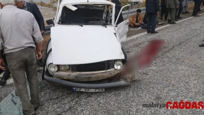 Otomobiller kafa kafaya çarpıştı: 1'i ağır 7 yaralı