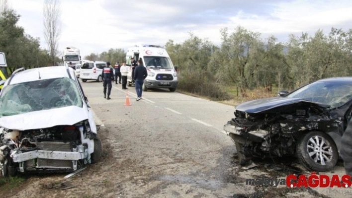 Otomobiller kafa kafaya çarpıştı