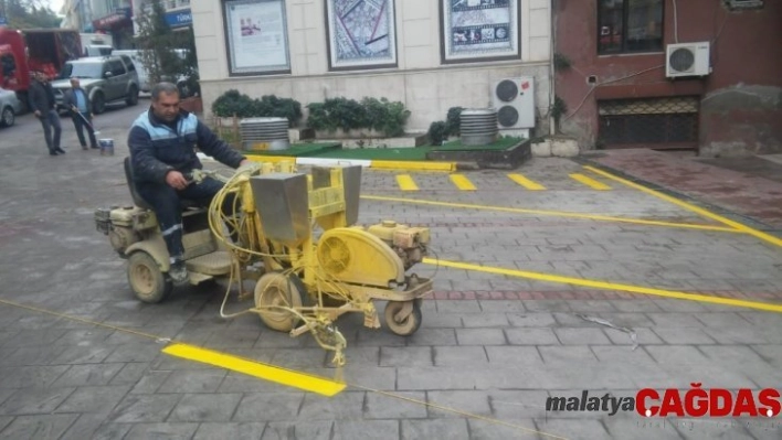 Otopark alanlarında çizgi çalışması yapılıyor