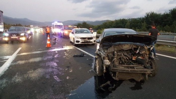 Otoyolda 4 aracın karıştığı trafik kazasında 2 kişi yaralandı