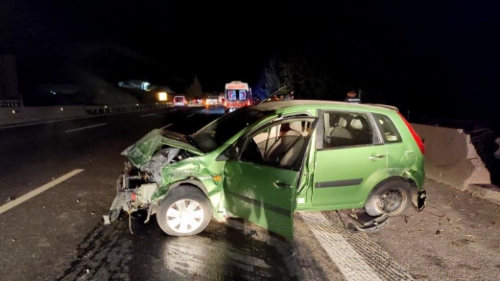 Otoyolda beton bariyerlere çarpan otomobilin sürücüsü yaralandı