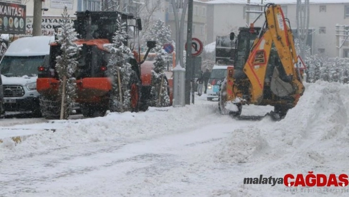 Özalp ilçesinde kar yağışı