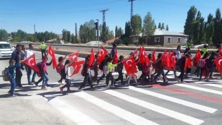 Özalp'ta 'Yayalara öncelik, hayata saygı duruşu' etkinliği düzenlendi