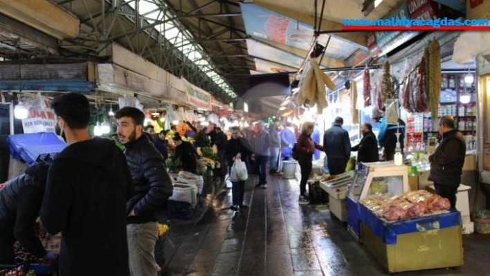 (Özel) Ankara'da korona etkisi: Meydan, cadde, sokak ve parklar boş kaldı