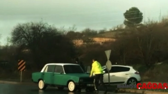 (Özel) Aracı arızalanan vatandaşın yardımına trafik polisi yetişti