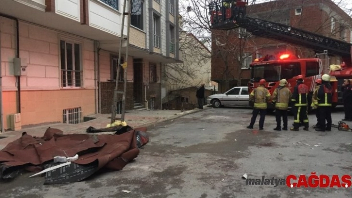 (Özel) Arnavutköy'de fırtınada çatı uçtu, hastane tabelası devrildi