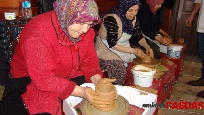 (Özel) Kadınlar çömlek yaparken bir biriyle yarışıyor