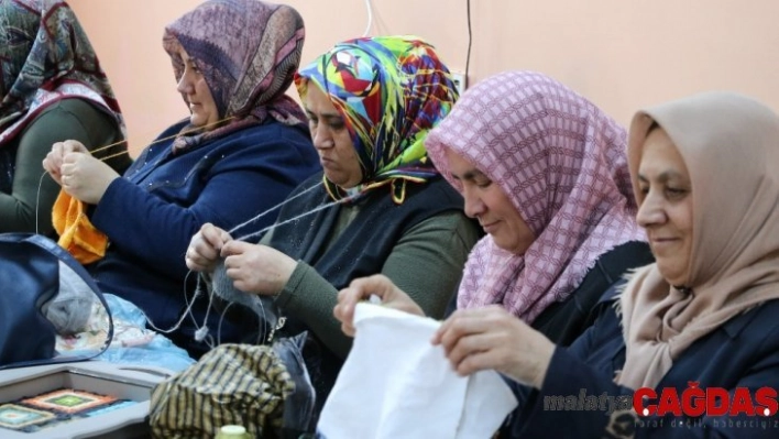 Özel öğrenciler derste aileleri de kendileri için açılan kursta motive oluyor