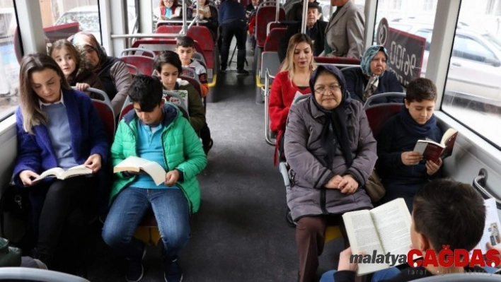 (Özel) Öğrenciler halk otobüslerinde farkındalık için kitap okudu