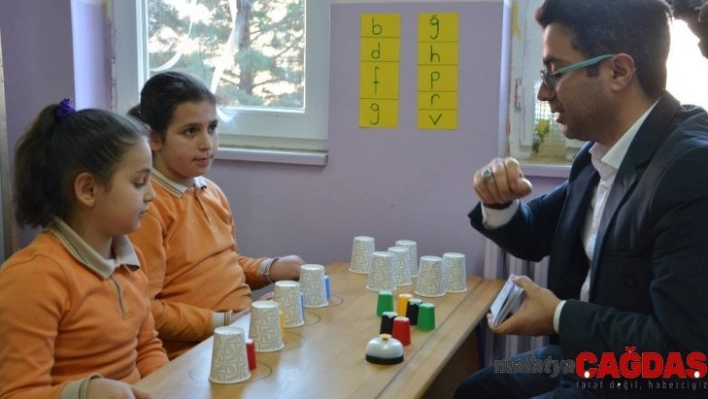 Özel öğrenciler için okuma-yazmayı kolaylaştıran proje: 'Hecele, Grupla Yazmayı Bardakla Kolayla'