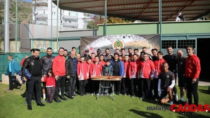 Özel sporcular Aytemiz Alanyaspor antrenmanını izledi