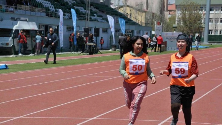 Özel sporcular kıyasıya mücadele etti