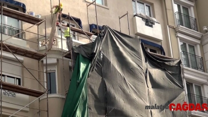 (Özel) Taksim'de önlem almadan metrelerce yüksekten iskele söktüler