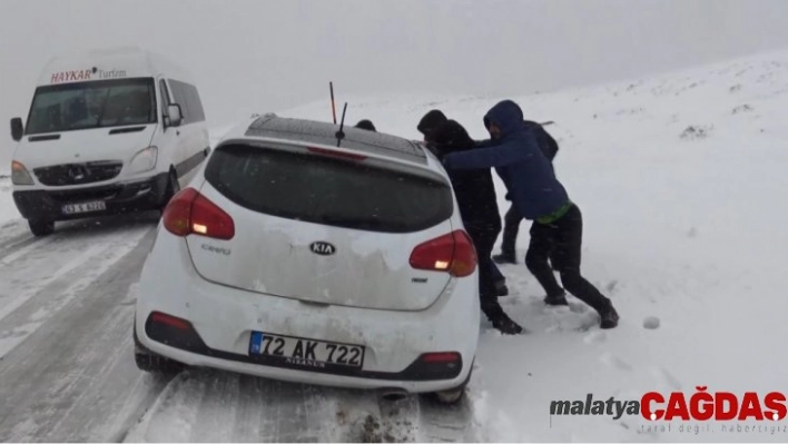 (Özel) Yolda mahsur kaldılar, halay çekerek kurtarılmayı beklediler