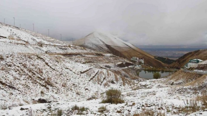 Palandöken Dağı'nın zirvesi yeniden beyaza büründü