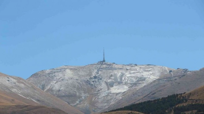 Palandöken'e mevsimin ilk karı düştü