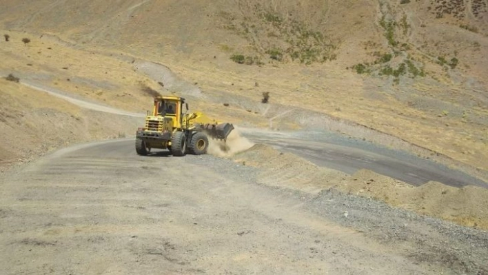 Palu'da asfalt bakım onarım ve yol genişletme çalışmaları