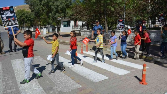 Palu'da yayalara öncelik, hayata saygı duruşu etkinliği