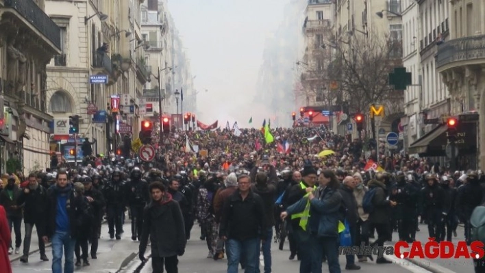 Paris'te emeklilik reformu karşıtı gösteri