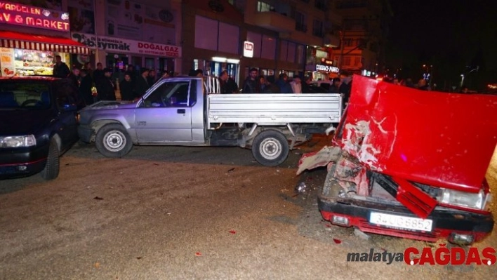 Park halindeki iki araca otomobil çarptı