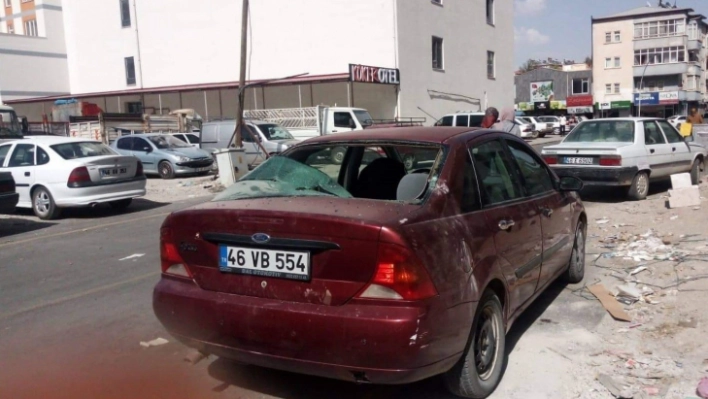 Park halindeki otomobilin üstüne inşaattan kalas düştü