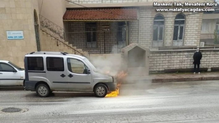 Park halindeki ticari araç alevler içinde kaldı