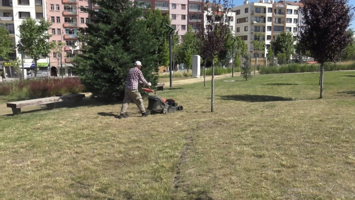 Parkların Bakım ve Onarımlarını Aralıksız Sürdürüyor